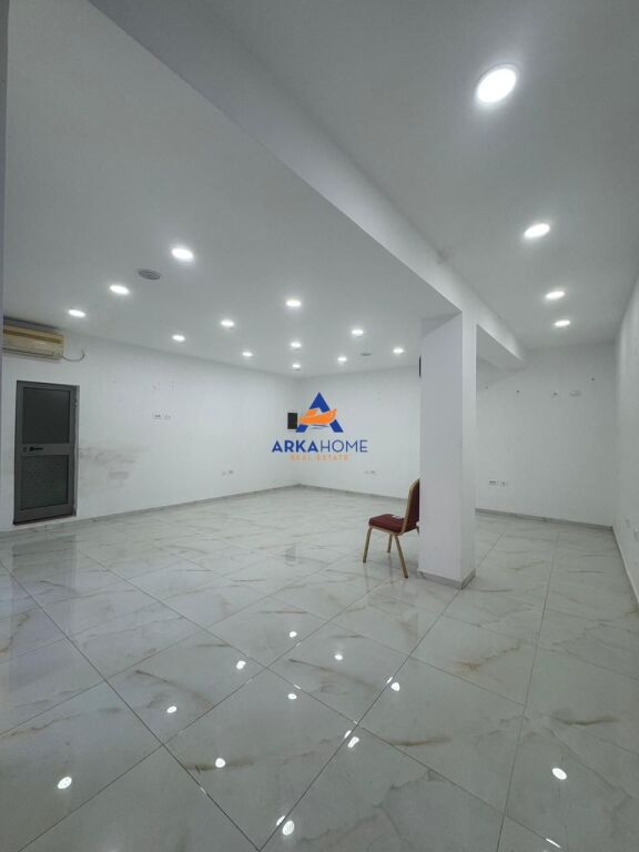 NEGOZIO IN VENDITA VICINO ALLA SCUOLA VASIL SHANTO 48.1M2 160 000 EURO