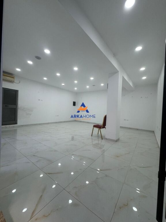 NEGOZIO IN VENDITA VICINO ALLA SCUOLA VASIL SHANTO 48.1M2 160 000 EURO