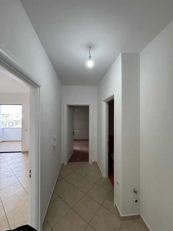 Affittasi appartamento 1+1 + balcone vicino alla rotonda, Astir, Tirana
