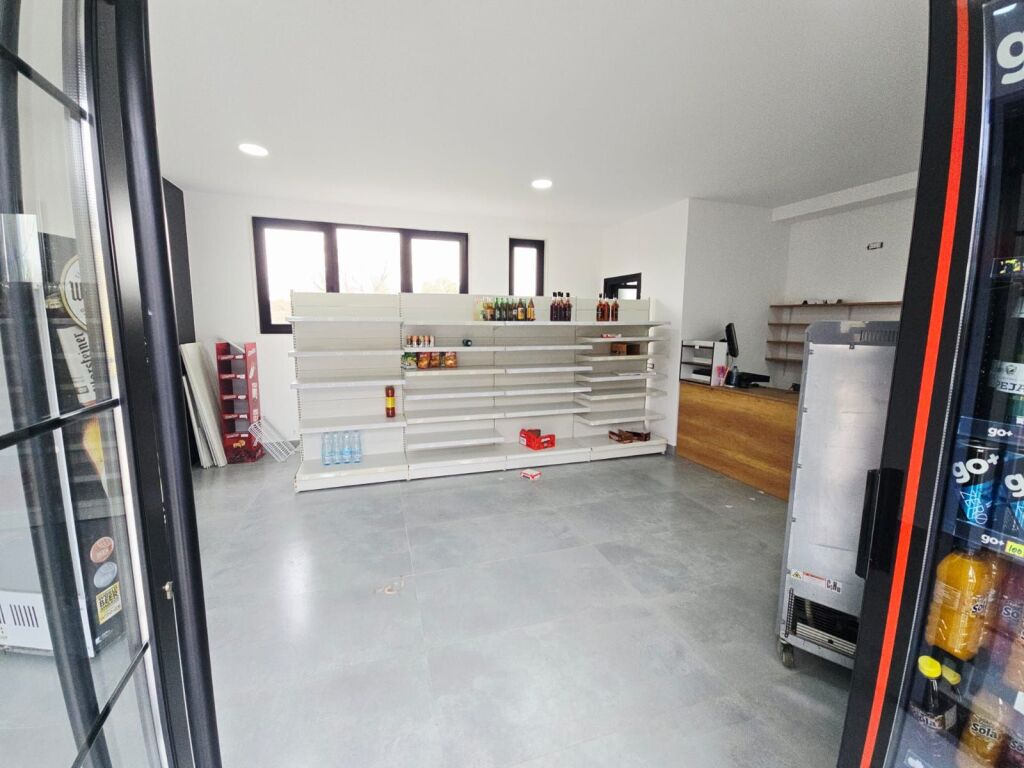 LOCALE COMMERCIALE IN AFFITTO LUNGO LA STRADA A SHKALLNUR DURRES