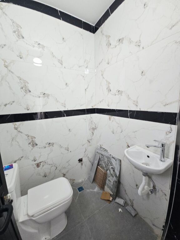 LOCALE COMMERCIALE IN AFFITTO LUNGO LA STRADA A SHKALLNUR DURRES