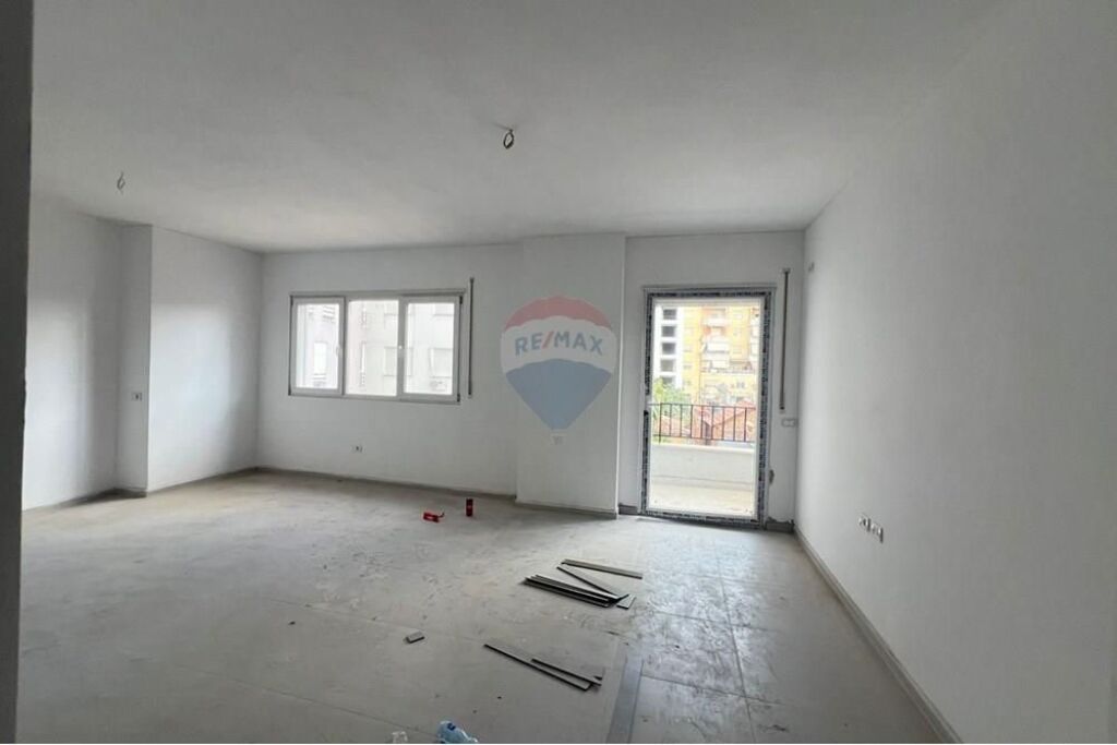 Zyrë - Për Qira - Pazari i Ri, Tiranë