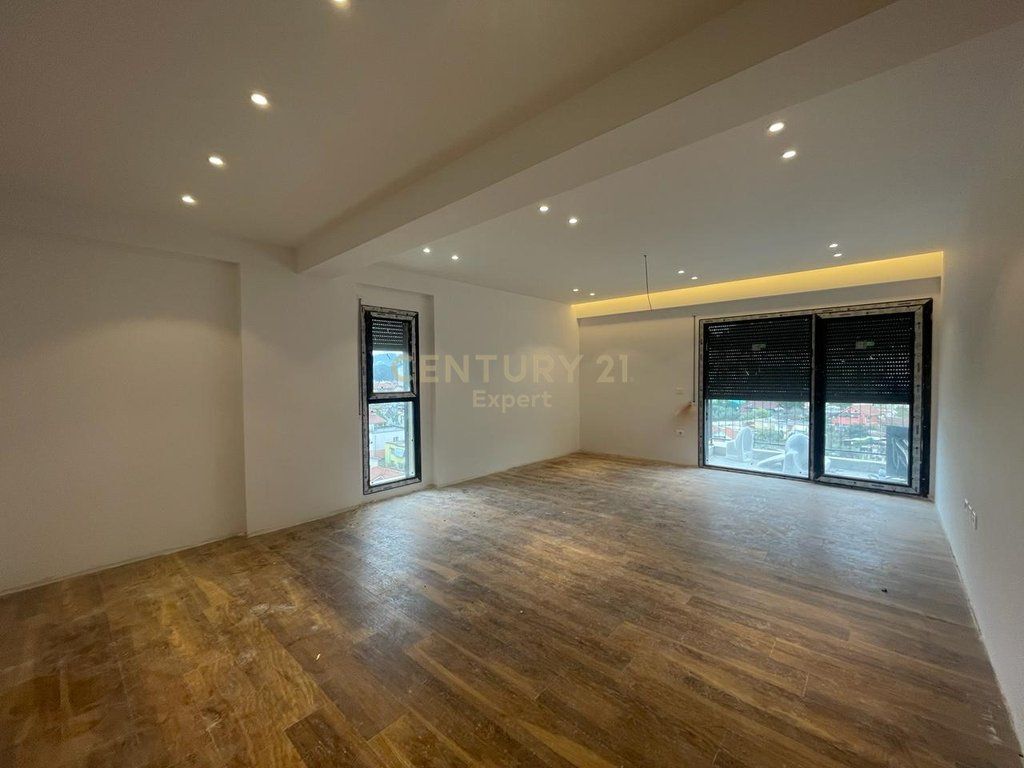 APARTAMENT 2+1 PER SHITJE NE RR. e KOKONOZEVE, PORCELAN !!
