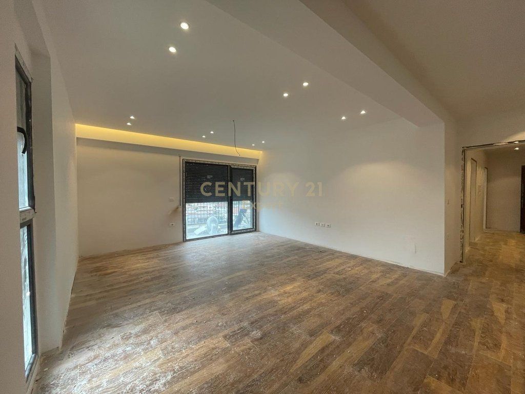 APARTAMENT 2+1 PER SHITJE NE RR. e KOKONOZEVE, PORCELAN !!