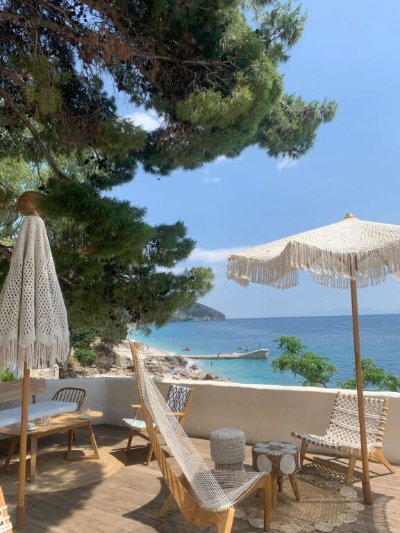 Locale commerciale in vendita sulla strada a Dhermi a 500 m dal mare