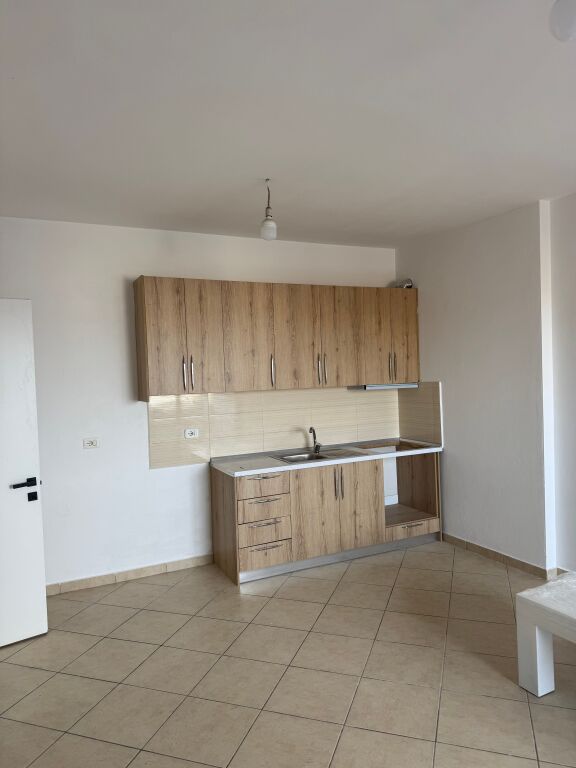 Affittasi appartamento 1+1 + balcone vicino alla rotonda, Astir, Tirana