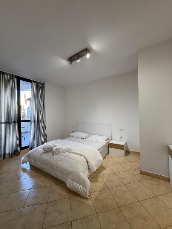 Eskluzive, Apartament 2+1+2 me Verandë për Qira – 21 Dhjetori ✨