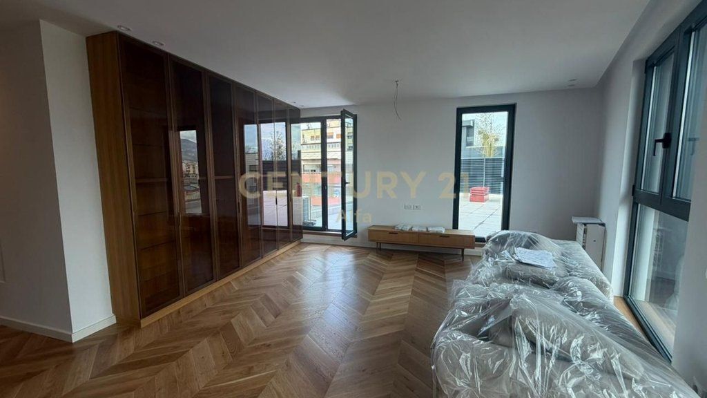 Jepet me qira SUPER PENTHOUSE me pishinë private!
