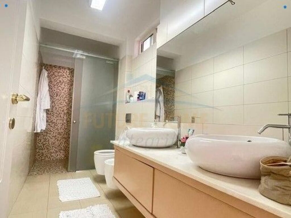 Shitet, Apartament 3+1+2, Vasil Shanto, Tiranë.