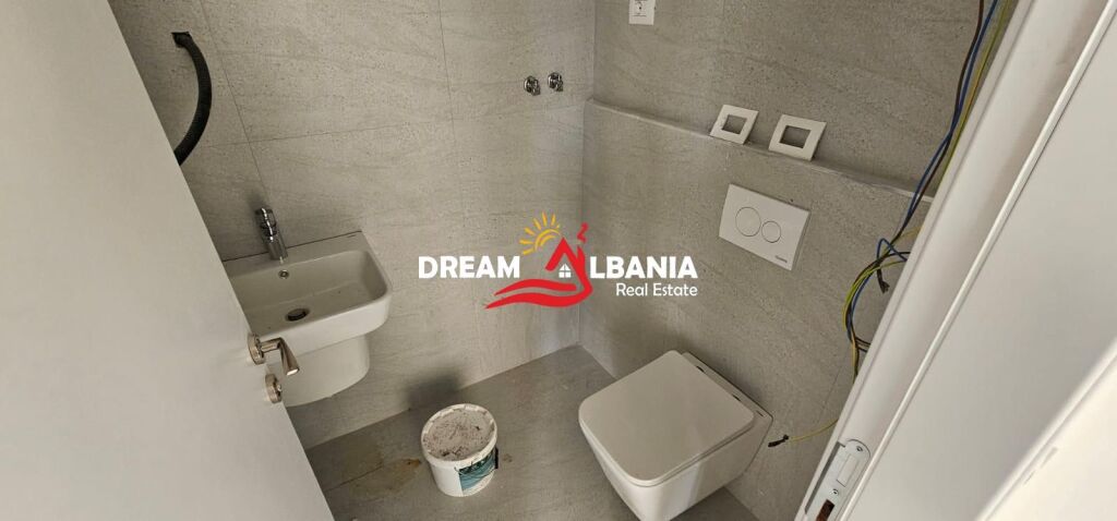 Jepet me qera ambient njesi biznesi/dyqan ne rrugen e Barrikadave (ID 42711153)