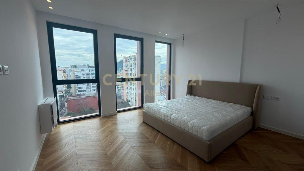 Jepet me qira SUPER PENTHOUSE me pishinë private!
