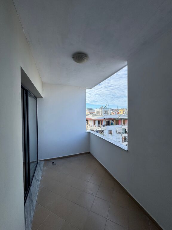 Affittasi appartamento 1+1 + balcone vicino alla rotonda, Astir, Tirana
