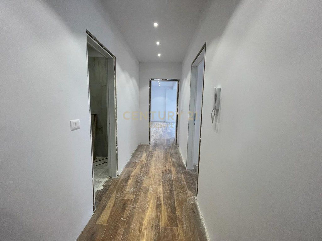 APARTAMENT 2+1 PER SHITJE NE RR. e KOKONOZEVE, PORCELAN !!