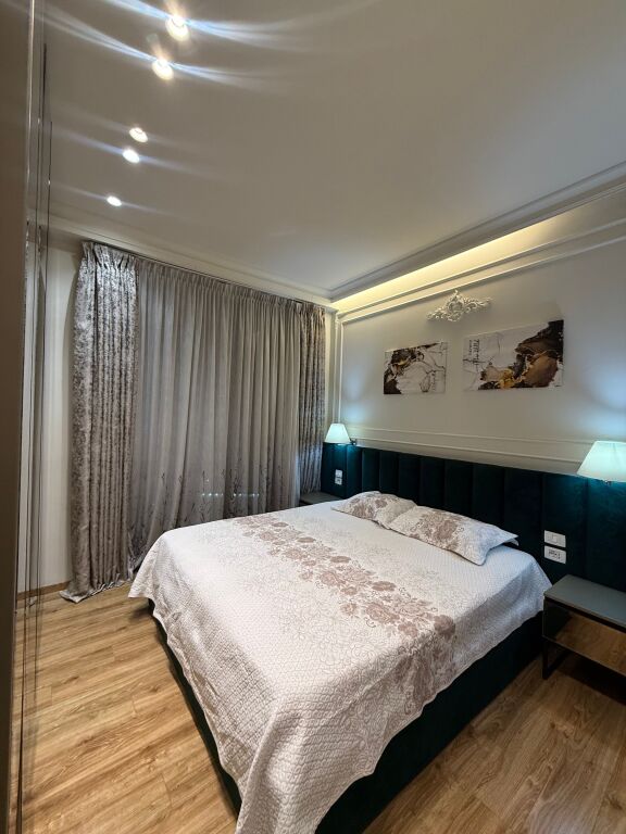 Jepet Apartament 2+1 perfshire post parkimi me qera tek park gate!