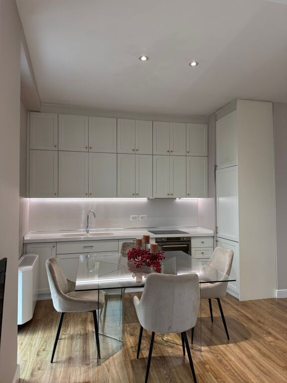 🏠IN AFFITTO Super Appartamento 2+1+2+balcone 📍Park Gate, Via Elbasan 🏢Edificio nuovo, ben gestito 🛋️Arredamento moderno✨  💶 Prezzo: 1500€   