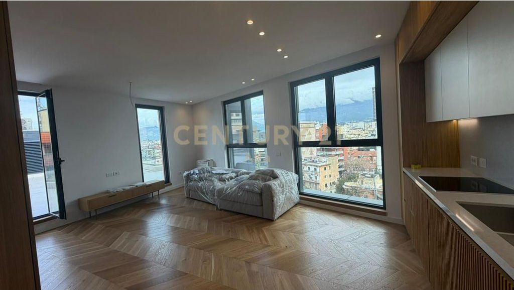 Jepet me qira SUPER PENTHOUSE me pishinë private!
