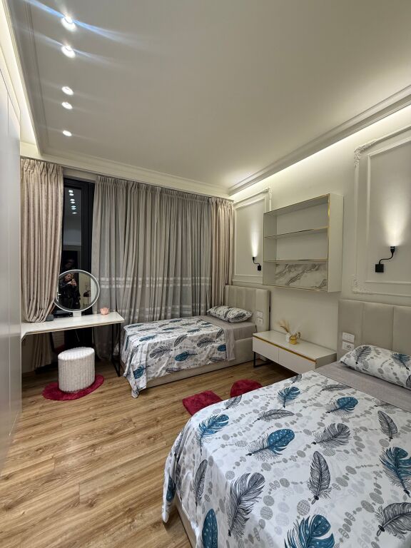 Jepet Apartament 2+1 perfshire post parkimi me qera tek park gate!