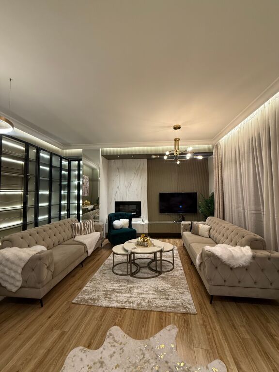 Jepet Apartament 2+1 perfshire post parkimi me qera tek park gate!