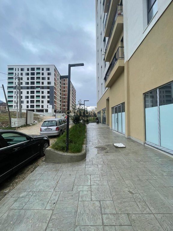 APARTAMENT 2+1 PER SHITJE NE RR. e KOKONOZEVE, PORCELAN !!