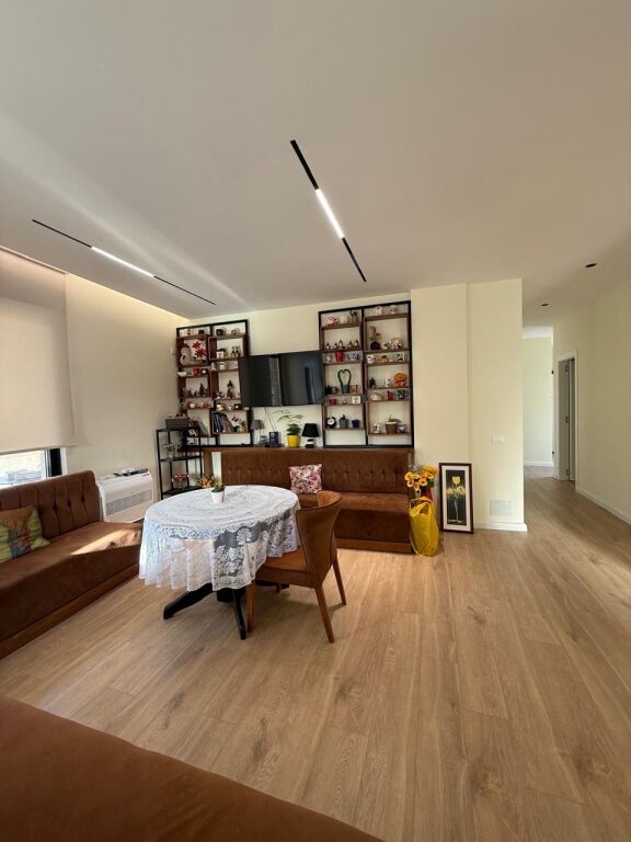 Apartament 2+1+2+verande , Siri Kodra