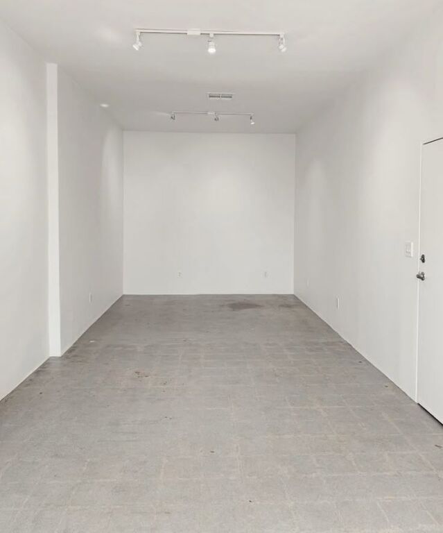 Shop for sale on Kongresi i Manastirit street near Pediatrics (ID 4171618)
