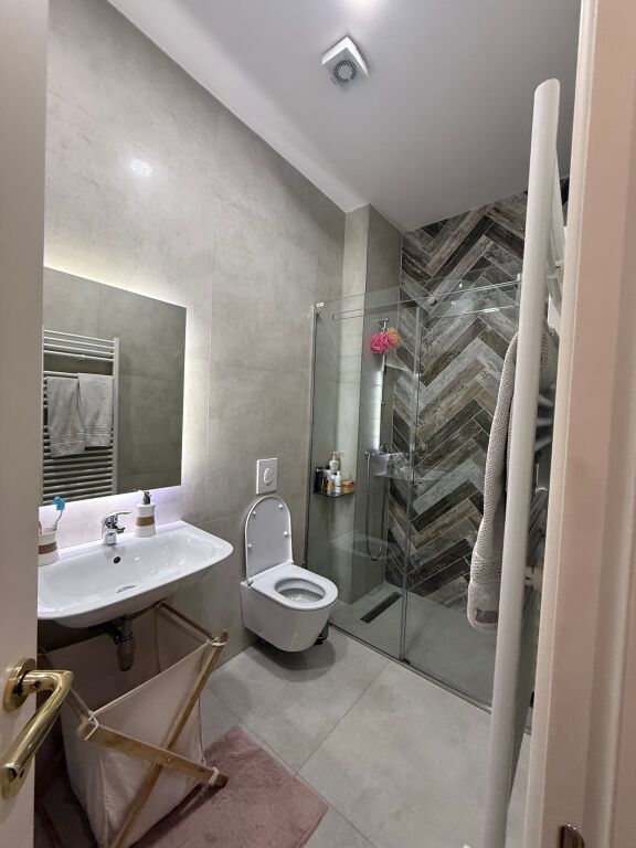 🏠IN AFFITTO Super Appartamento 2+1+2+balcone 📍Park Gate, Via Elbasan 🏢Edificio nuovo, ben gestito 🛋️Arredamento moderno✨  💶 Prezzo: 1500€   