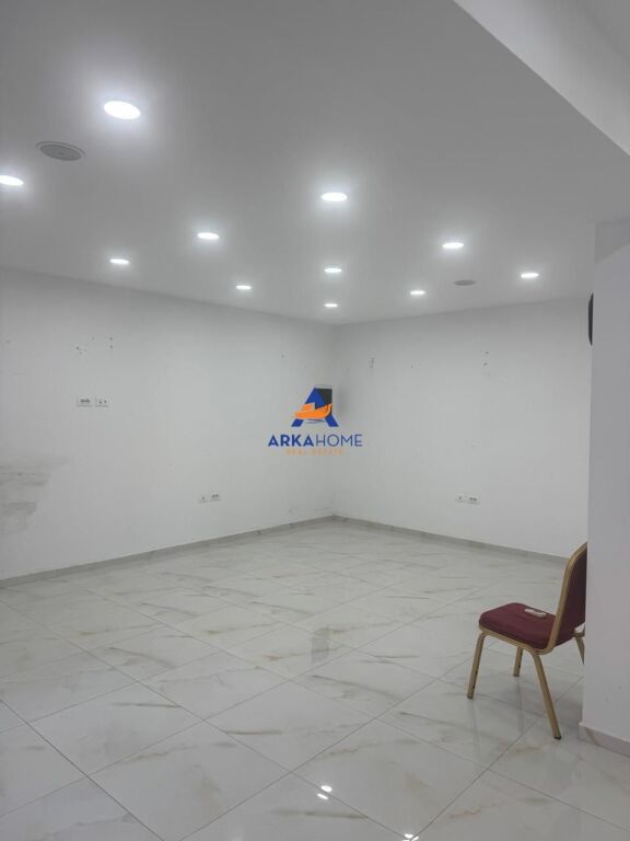 NEGOZIO IN VENDITA VICINO ALLA SCUOLA VASIL SHANTO 48.1M2 160 000 EURO