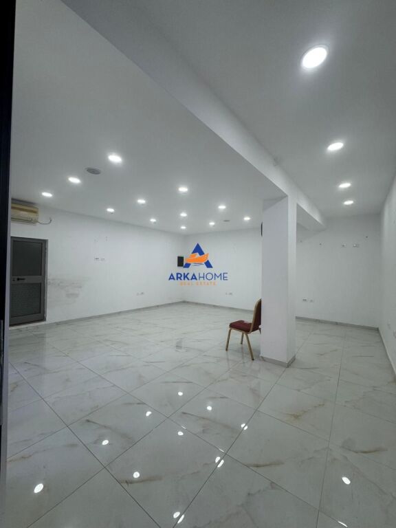 NEGOZIO IN VENDITA VICINO ALLA SCUOLA VASIL SHANTO 48.1M2 160 000 EURO