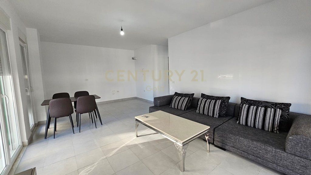 Jepet Me Qera Apartament 2+1+2 tek 5 Maji
