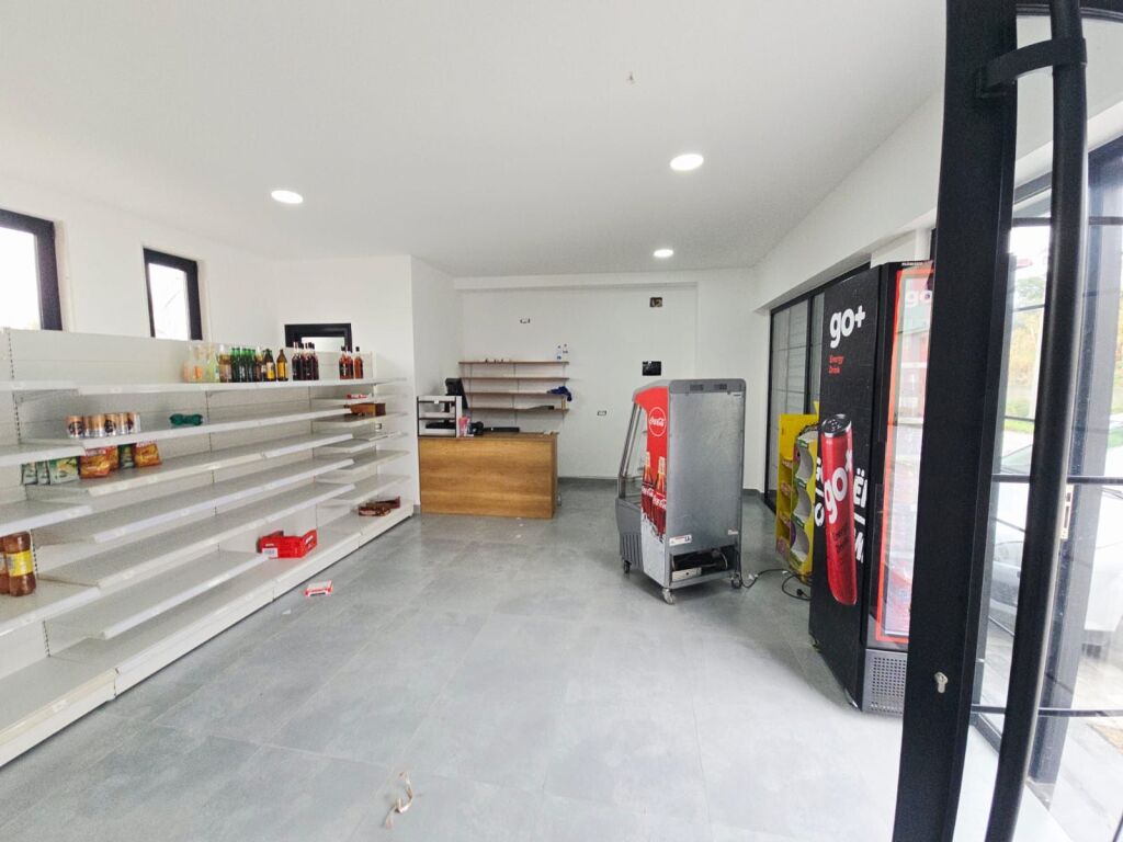 LOCALE COMMERCIALE IN AFFITTO LUNGO LA STRADA A SHKALLNUR DURRES