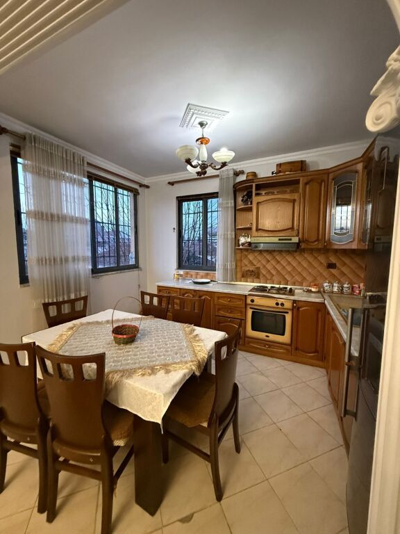 Eskluzive, Kati i 2-të i një vile me qira – mbrapa Spitalit Ushtarak