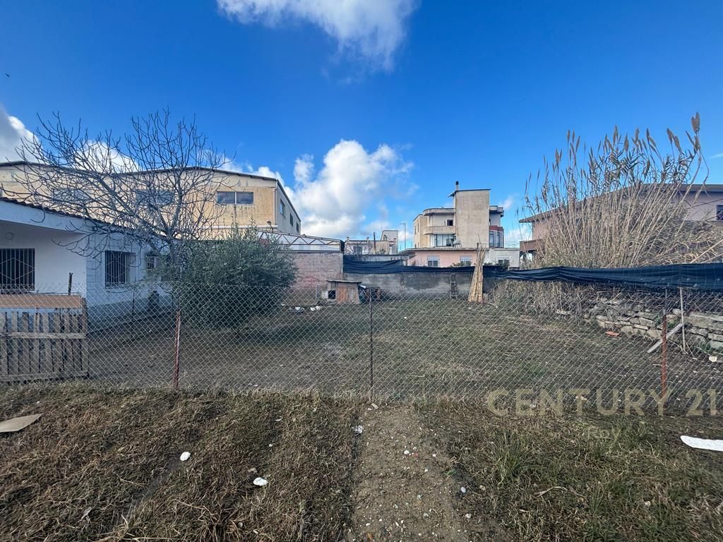 TERRENO + DUE EDIFICI A SHKOZA, VICINO ALLA STRADA PRINCIPALE!