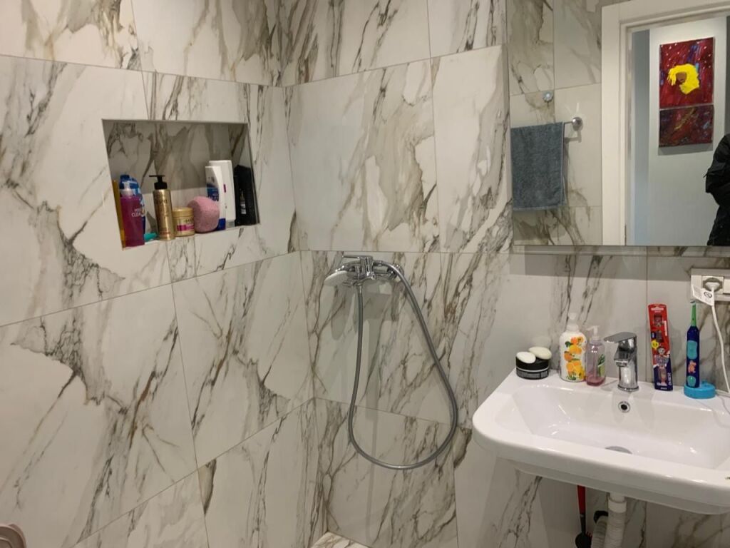 Shitet Apartament 2+1  Adresa : Porcelan Pran Tv Klan  Shitet Bosh pa mobilje  Kati 3  Siperfaqe 81.7 m2  Cmimi 155,000€