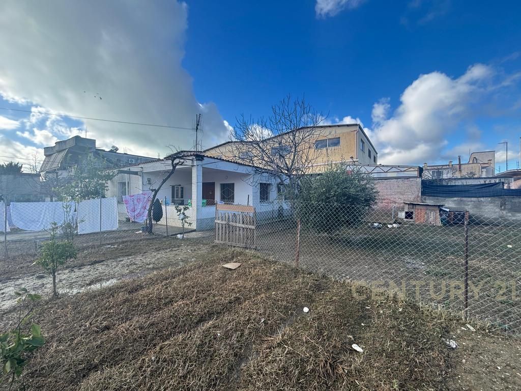 TERRENO + DUE EDIFICI A SHKOZA, VICINO ALLA STRADA PRINCIPALE!