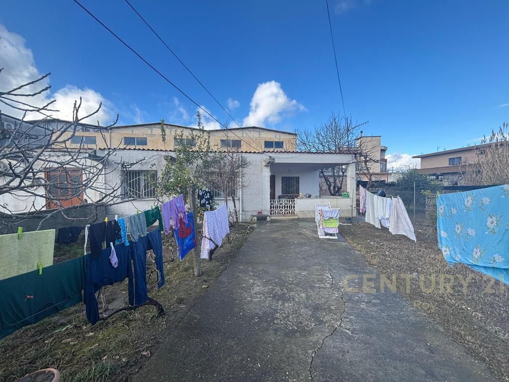 TERRENO + DUE EDIFICI A SHKOZA, VICINO ALLA STRADA PRINCIPALE!