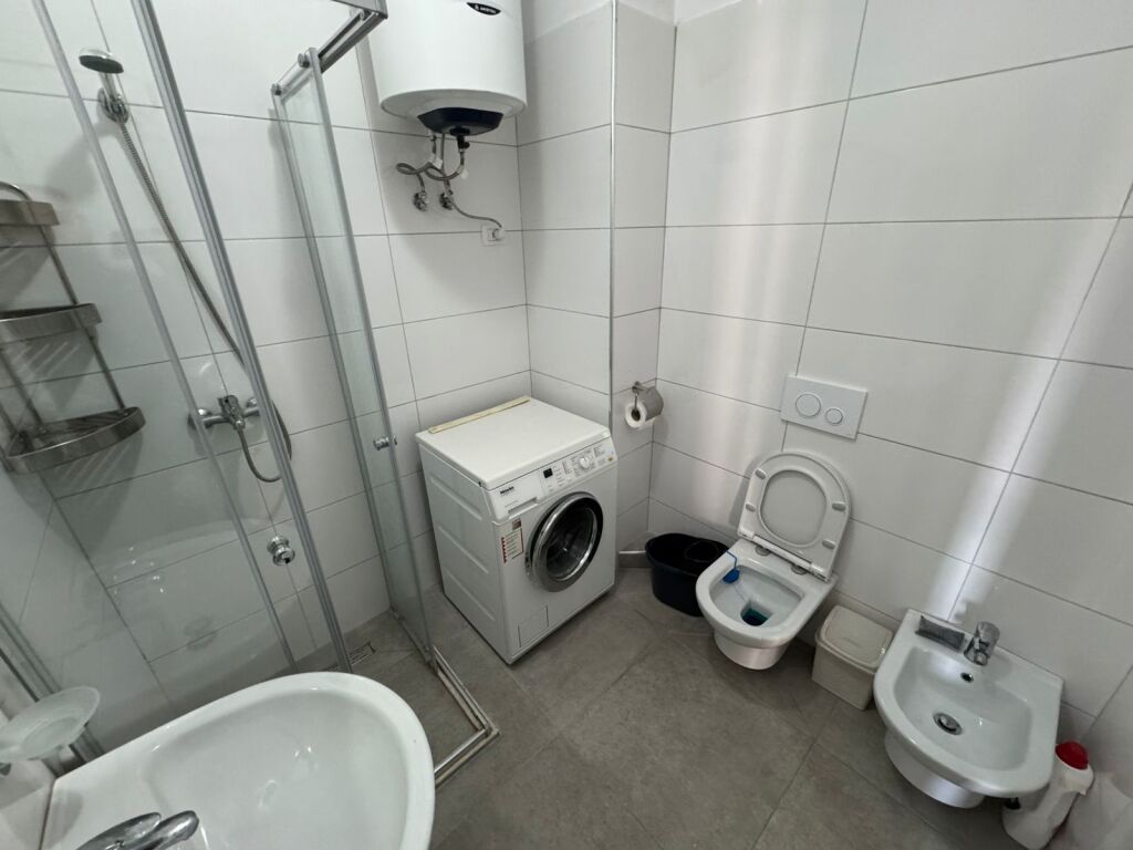 🏢 Appartamento 1+1 in affitto  📍 Indirizzo: Ali Demi, Complesso Darling 💰 Prezzo: 45000 lek (trattabile)