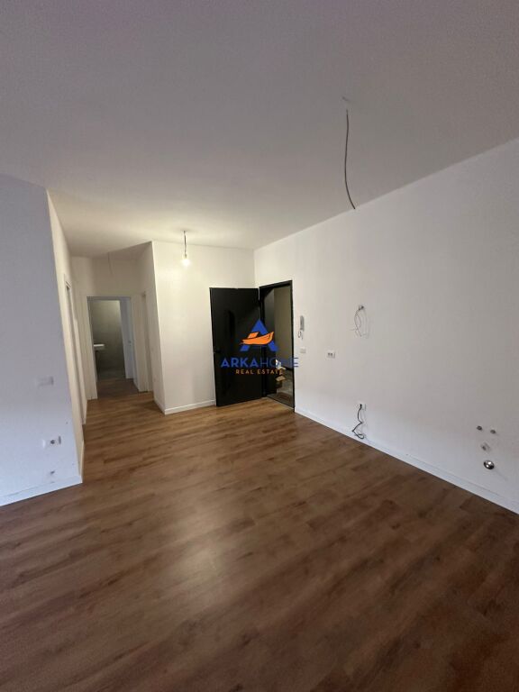 JEPET ME QERA APARTAMENT  GARAZHD PARKIMI RRUGA 5 MAJI 850.000 LEKË