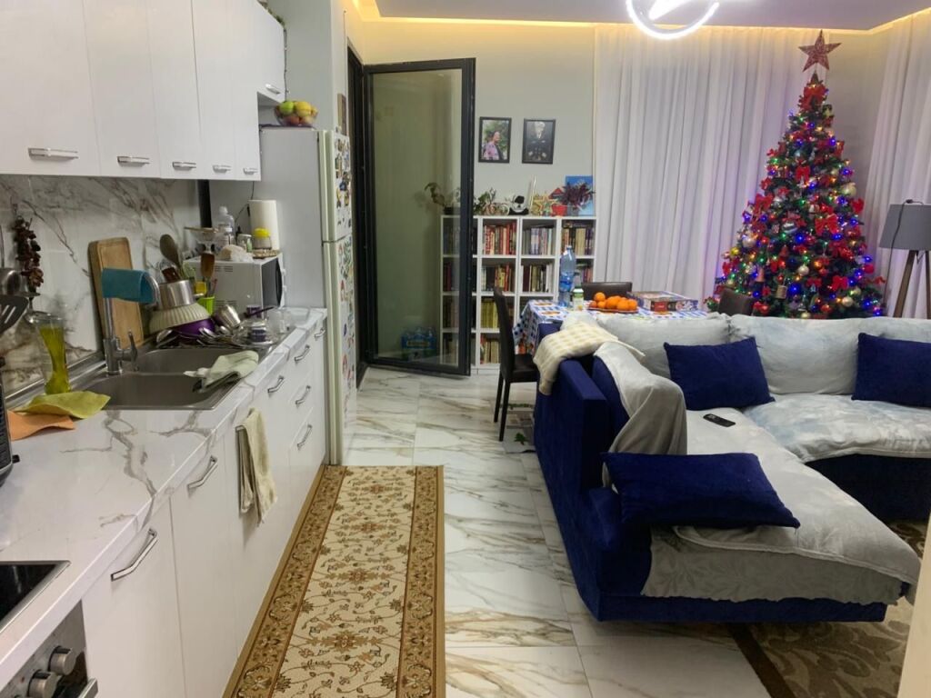 Shitet Apartament 2+1  Adresa : Porcelan Pran Tv Klan  Shitet Bosh pa mobilje  Kati 3  Siperfaqe 81.7 m2  Cmimi 155,000€