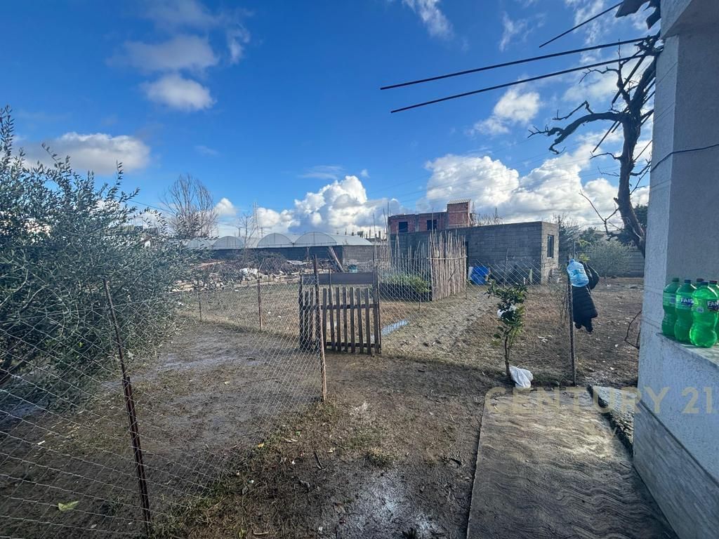 TERRENO + DUE EDIFICI A SHKOZA, VICINO ALLA STRADA PRINCIPALE!