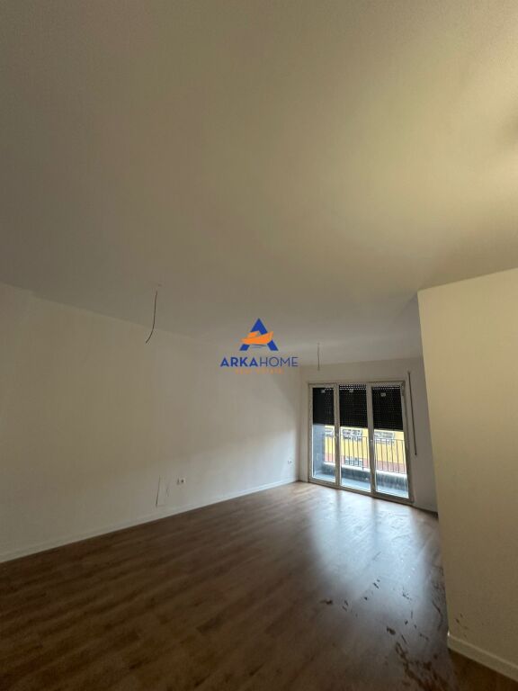 JEPET ME QERA APARTAMENT  GARAZHD PARKIMI RRUGA 5 MAJI 850.000 LEKË