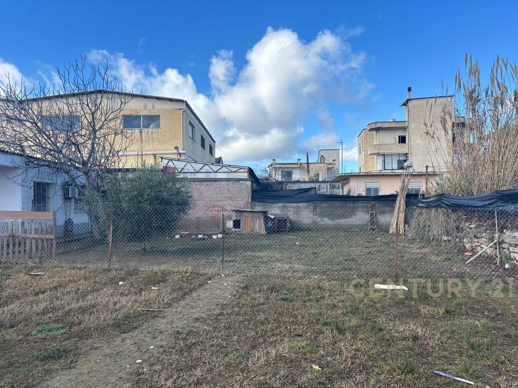 TERRENO + DUE EDIFICI A SHKOZA, VICINO ALLA STRADA PRINCIPALE!