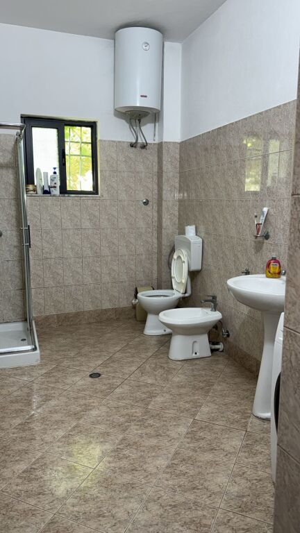 VENDESI VILLA INDIVIDUALE SU 3 PIANI + SOFFITTA QUARTIERE N. 13, SPIAGGIA, DURRËS!