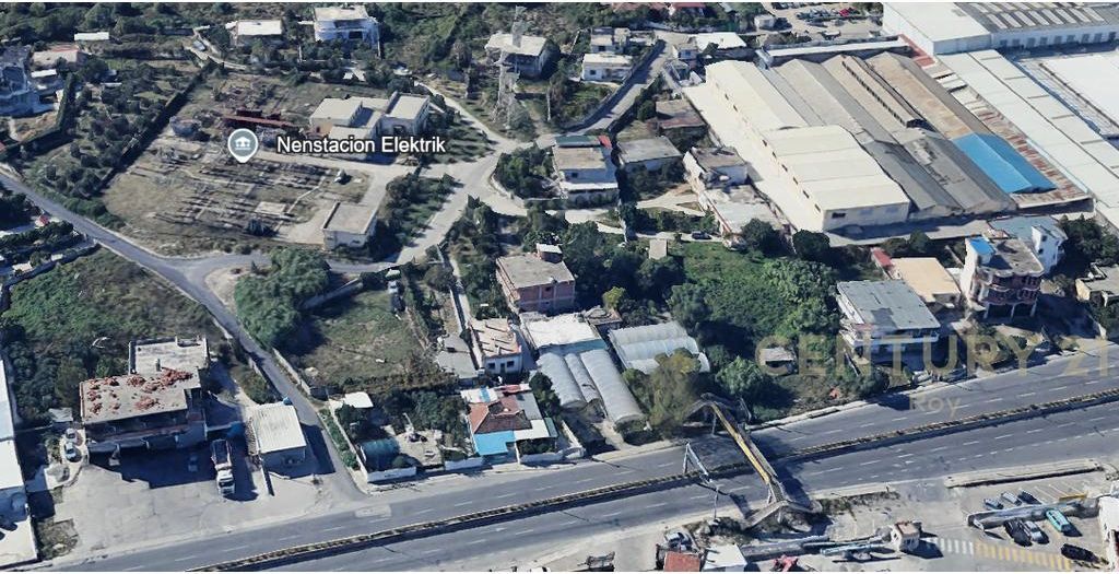 TERRENO + DUE EDIFICI A SHKOZA, VICINO ALLA STRADA PRINCIPALE!
