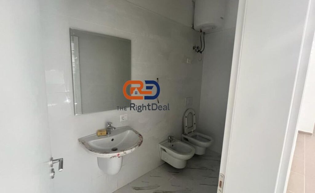 Ne Astir, Shitet Njesi Biznesi Me Super Lokacion !!!
