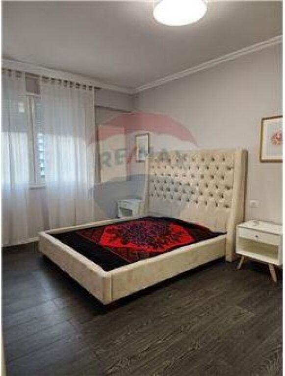 Jepet me Qira Apartament 2+1+2 + post parkimi me qira ne rrugen Artan Lenja, prane Inxhinierise se Ndertimit!