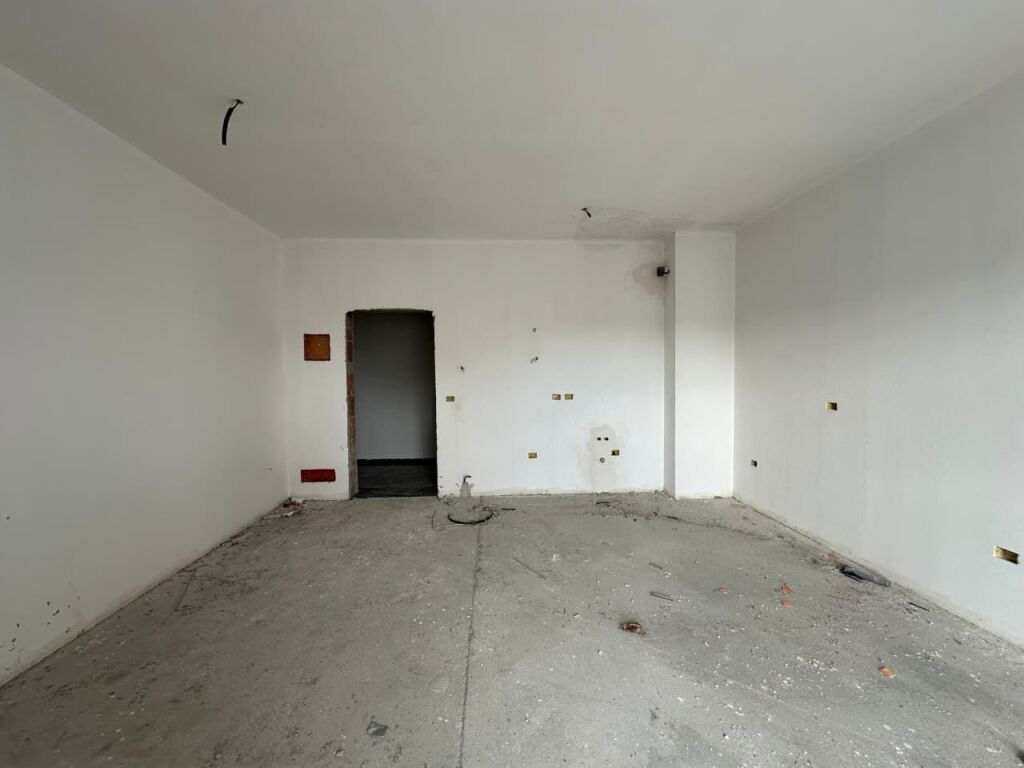 🏢 Apartment 1+1 for sale – Square 21, Rruga e Kavajës