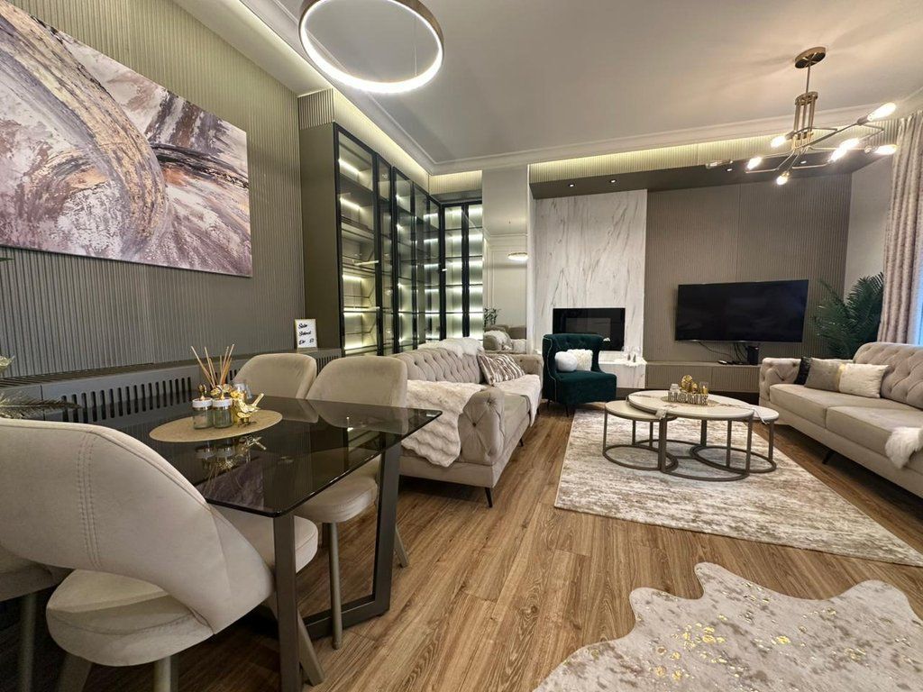 We rent a 2+1+2 apartment with parking space in the prestigious Park Gate Residence.