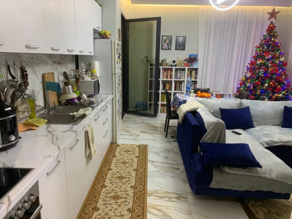 Shitet Apartament 2+1  Adresa : Porcelan Pran Tv Klan  Shitet Bosh pa mobilje  Kati 3  Siperfaqe 81.7 m2  Cmimi 155,000€