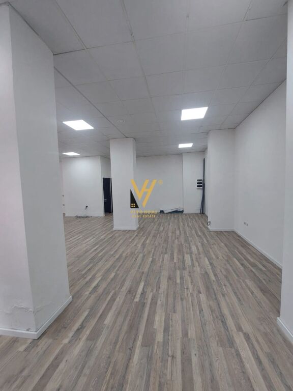 SHOP FOR RENT 172 M2 NEAR THE TRAIN STATION 2,600 EURO