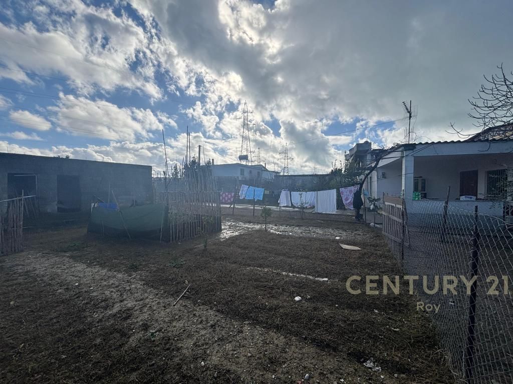 TERRENO + DUE EDIFICI A SHKOZA, VICINO ALLA STRADA PRINCIPALE!